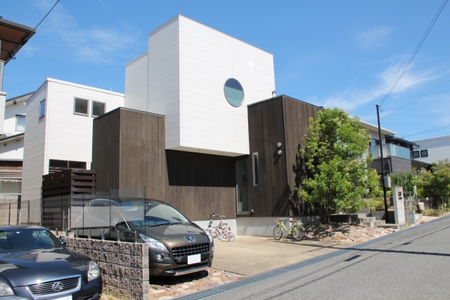 近代的でスタイリッシュな家の外観