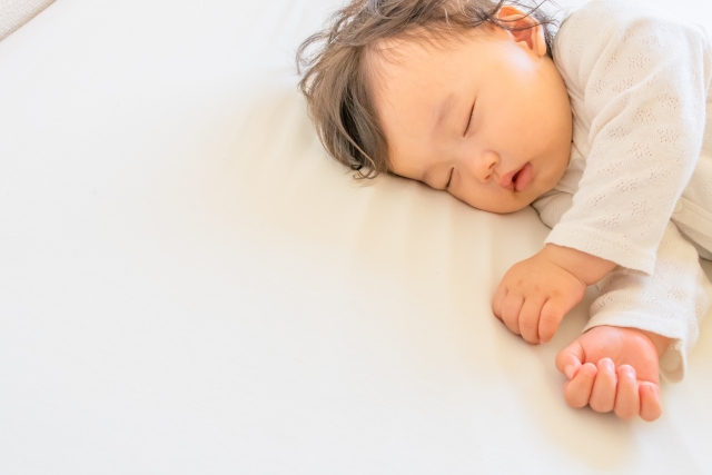 眠る赤ちゃん