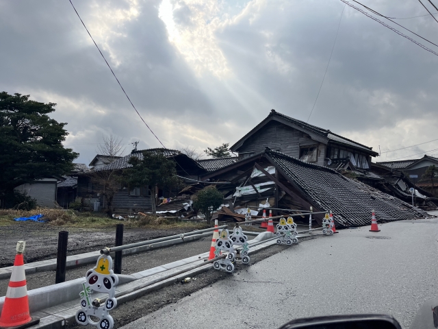 倒壊した家