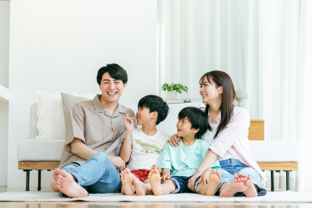 リビングでくつろぐ家族