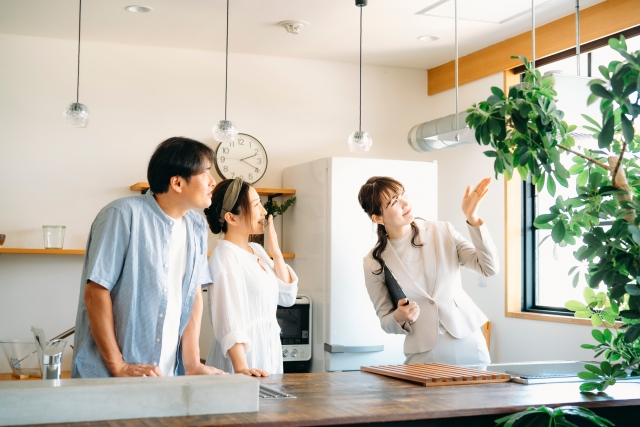 内覧する夫婦