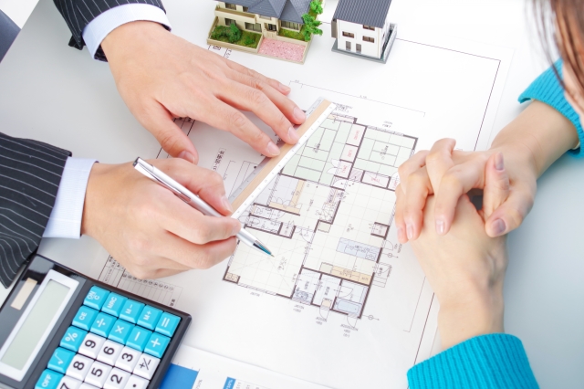 営業担当に相談する女性