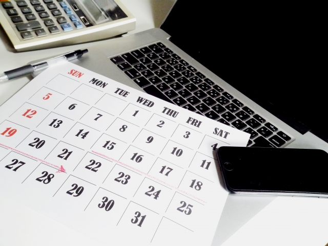 パソコンとカレンダー