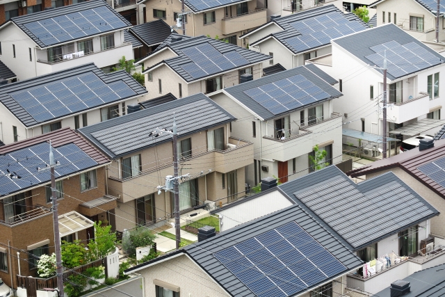住宅街に並ぶ太陽光発電の家