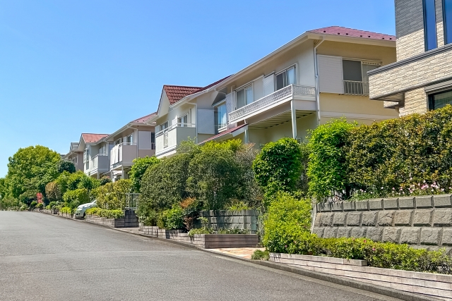 緑に囲まれた静かな住宅街の街並み