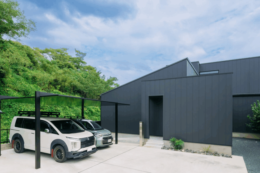黒を基調としたシックな住宅外観