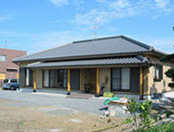 広々とした敷地に建つ、伝統的な和風デザインの平屋住宅