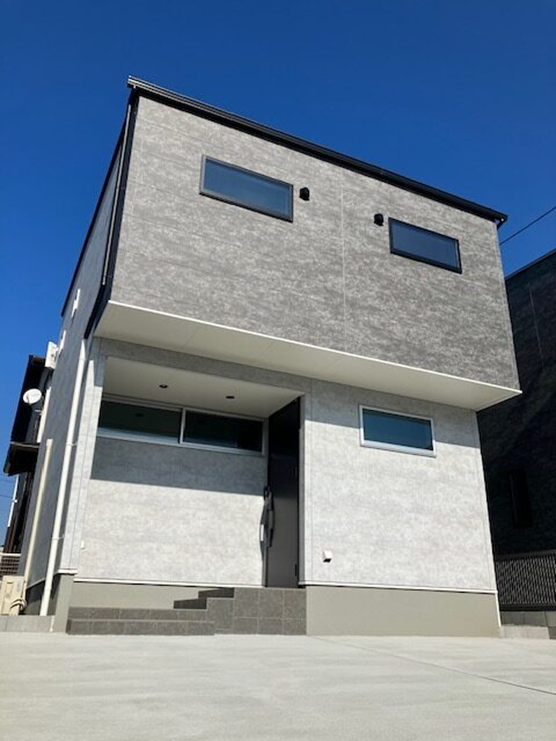 白とグレーの落ち着いた外壁