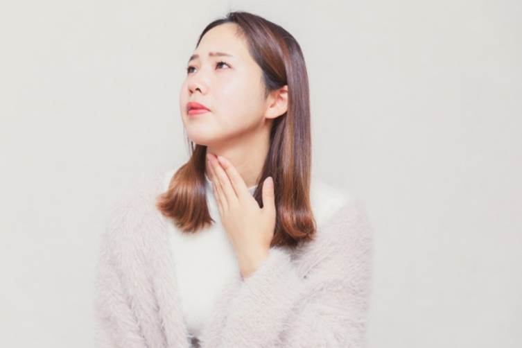 喉の乾燥 喉を抑える女性