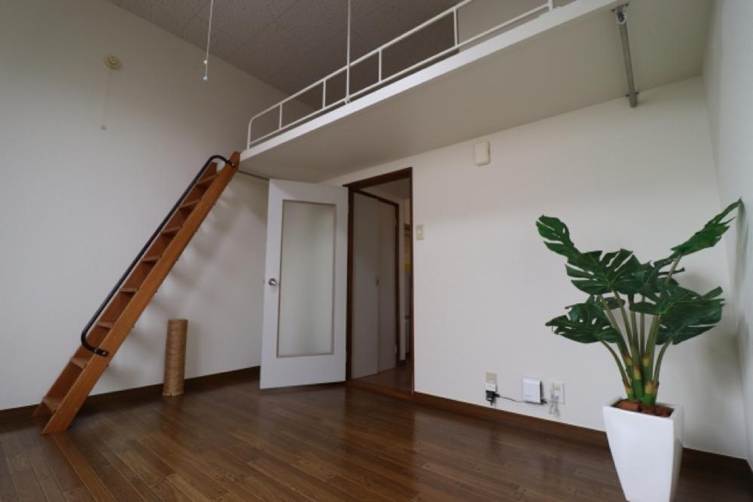 白を基調としたおしゃれな部屋 ロフト