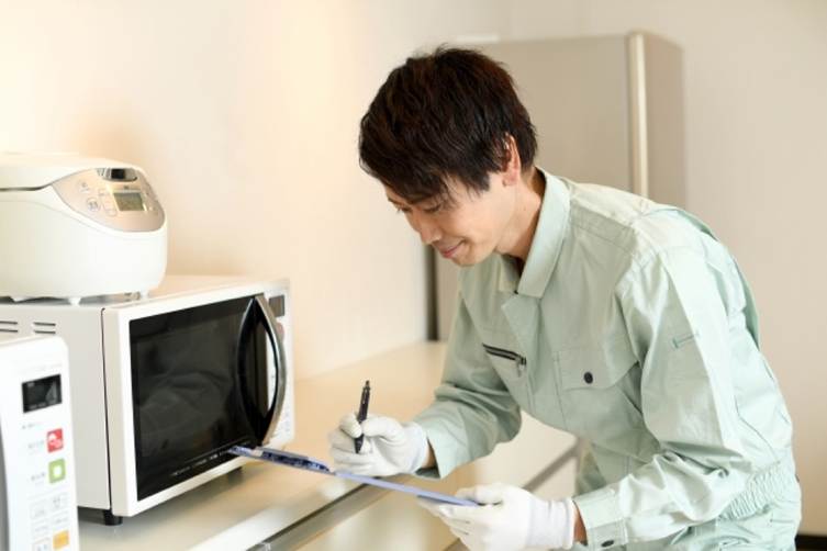家電 メンテナンス 男性作業員
