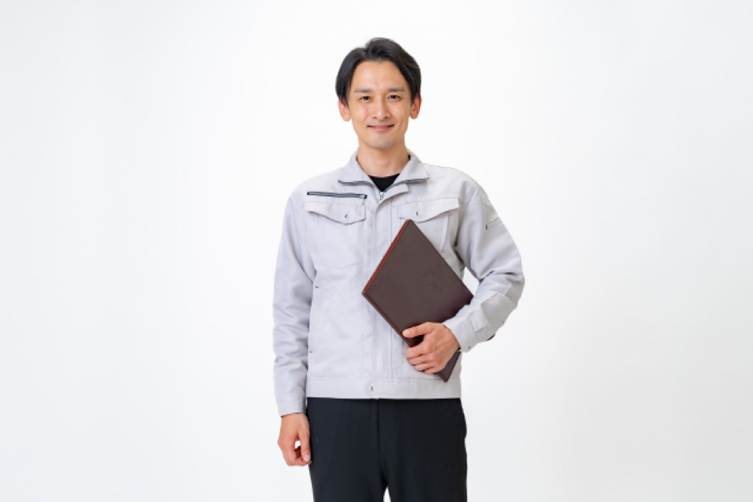 点検 チェックリストを持つ男性