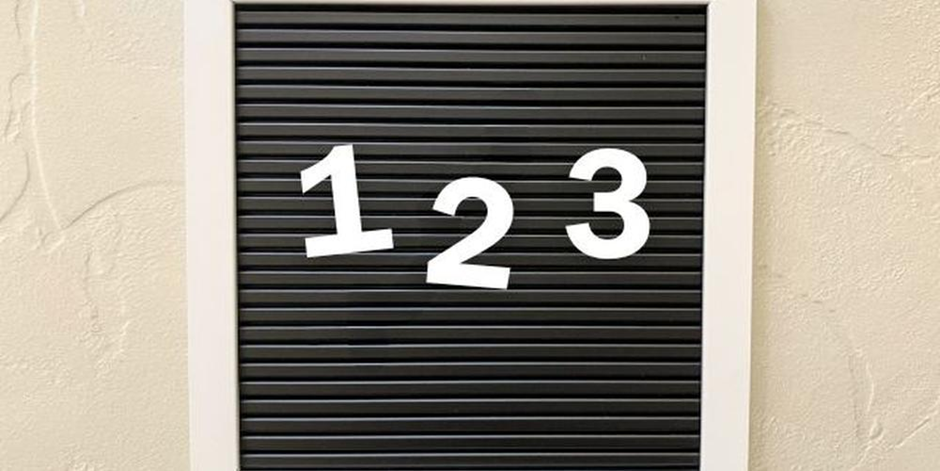 黒いボードに白いフレームで囲まれた「123」の数字が並ぶシンプルな装飾