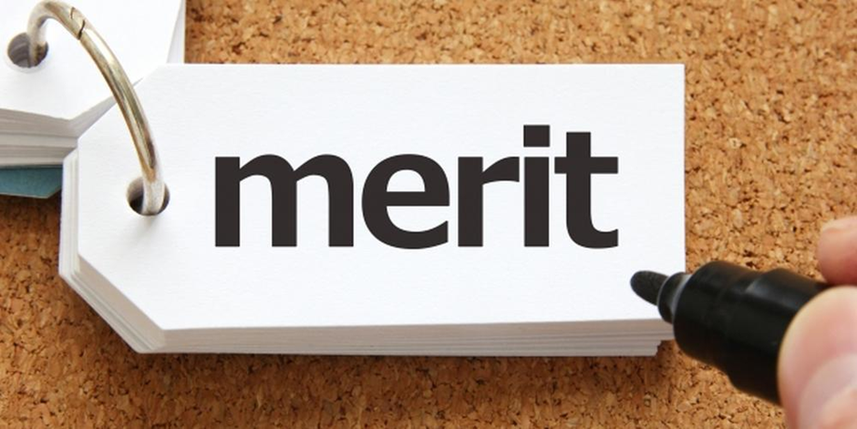 「merit」と書かれたタグ型カードに黒ペンを添えた画像