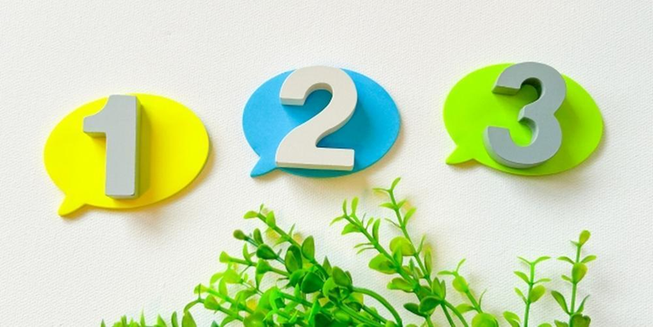 カラフルな吹き出しに並んだ数字「1」「2」「3」と観葉植物、ステップや順序を表現する構図