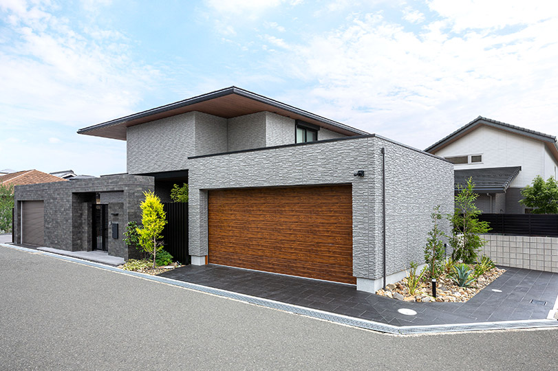 建物とガレージ、門壁に一体感をもたせた家